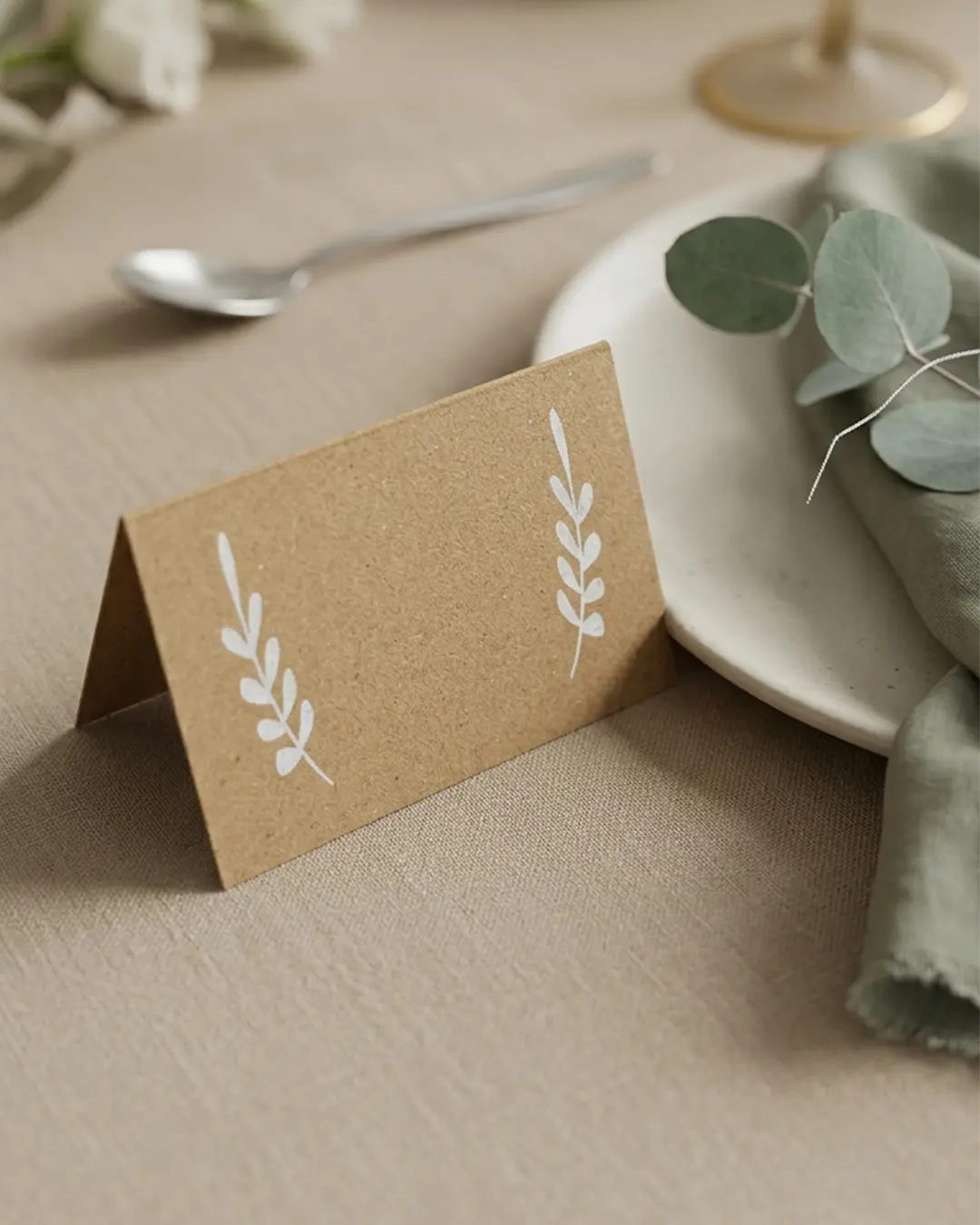 Navnekort i kraftpapir med hvid blomst - 48 stk