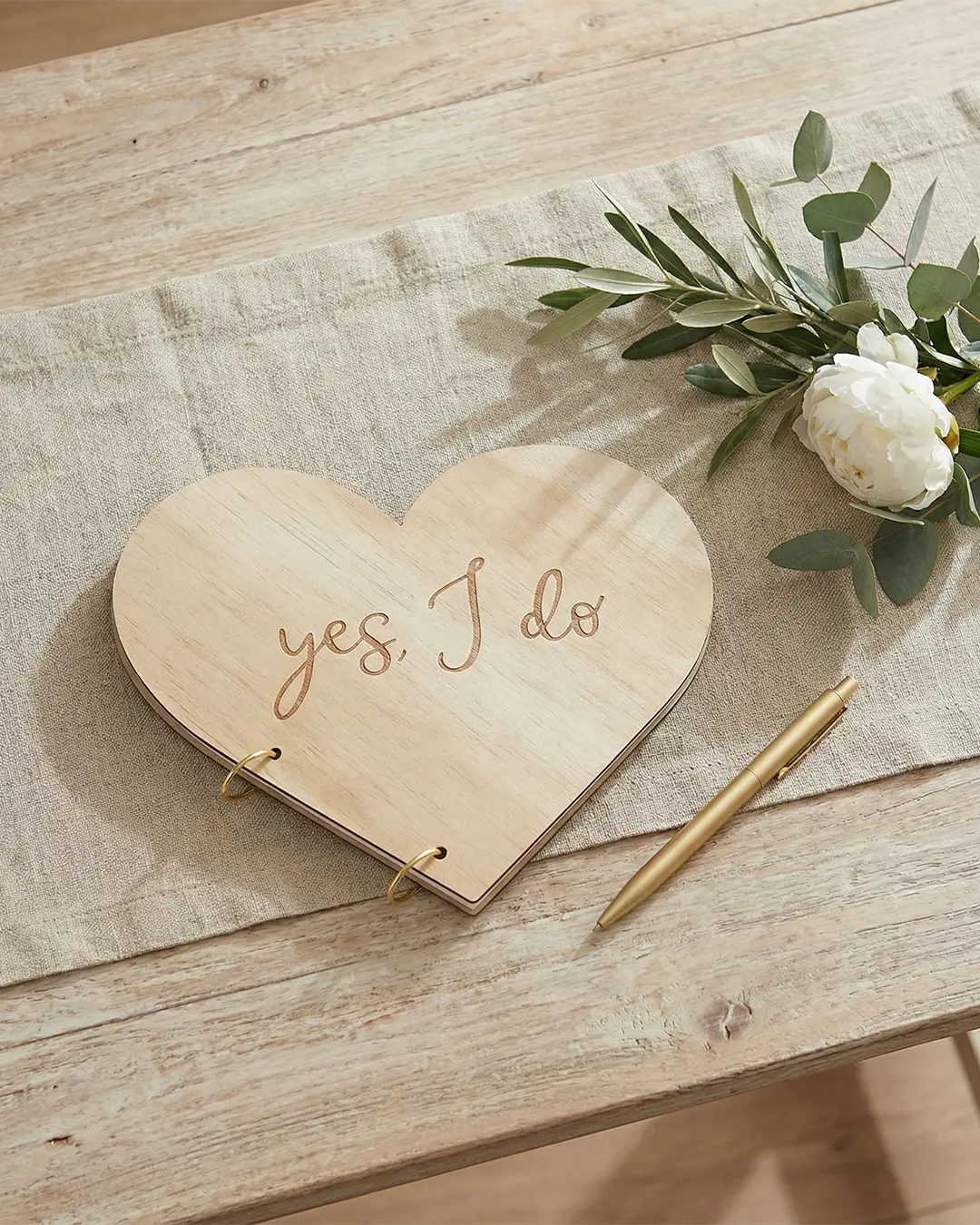 Gæstebog i Træ – Hjerte "Yes, I do" | Bryllupsgæstebog