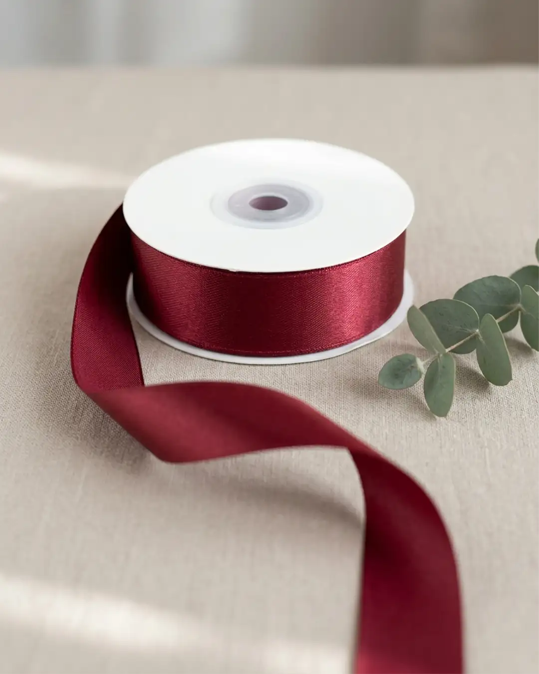 Satinbånd, Mørkerød (25mm / 25m)