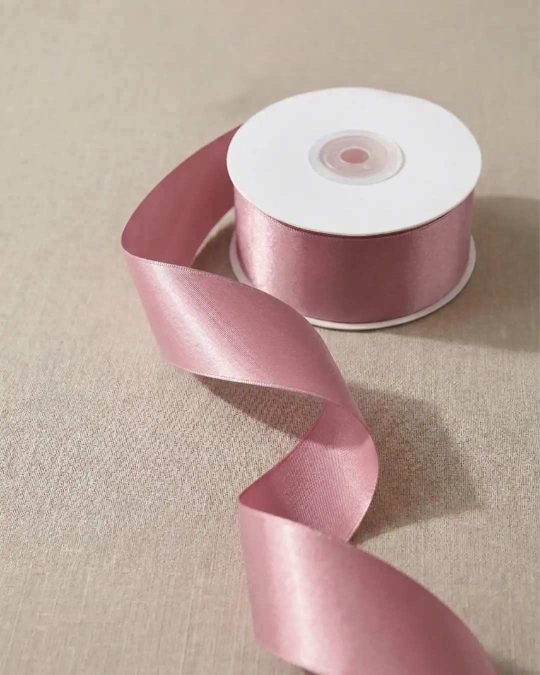 Satinbånd, lys støvet rosa, 38mm/25m