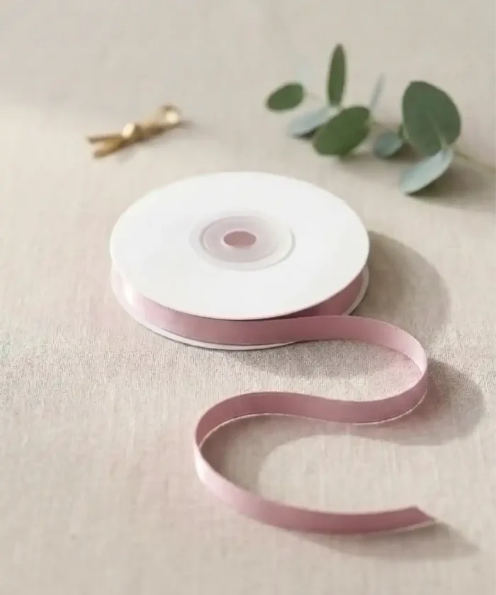 Satinbånd, lys støvet rosa, 6mm/25m